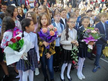 Buchetele mici, cochete, cu flori deosebite, trandafirii și crizantemele, tendințele de anul acesta, în prima zi de școală