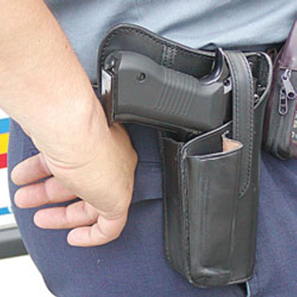 Polițiștii au efectuat somațiile legale și au tras spre cauciucurile mașinii, unul din gloanțe intrând în habitaclul autoturismului