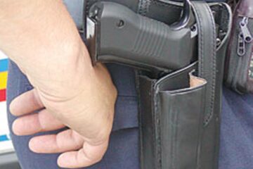 Polițiștii au efectuat somațiile legale și au tras spre cauciucurile mașinii, unul din gloanțe intrând în habitaclul autoturismului