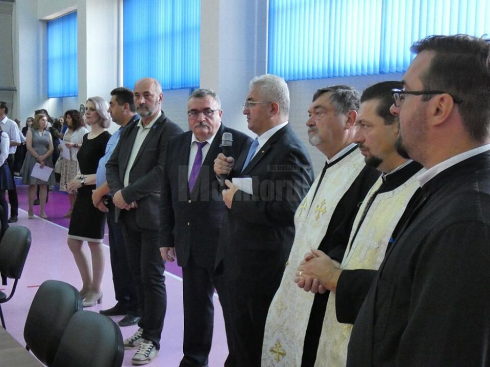 Directorul CN „Ștefan cel Mare” Suceava, Dan Popescu, alături de primarul Ion Lungu și de preoții care au oficiat slujba religioasă de binecuvântare a elevilor, profesorilor și părinților
