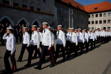 Prima defilare în uniforma militară pentru cei 120 de boboci ai Colegiului Militar din Câmpulung