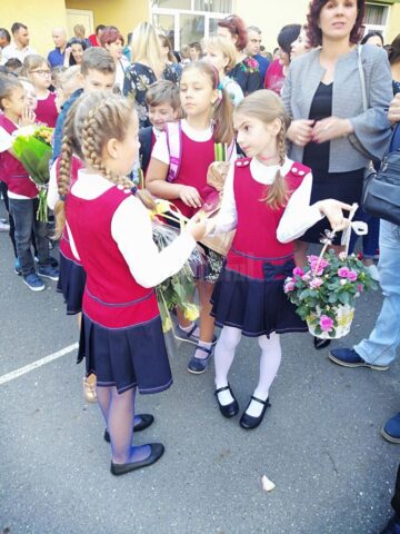 Buchetele mici, cochete, cu flori deosebite, trandafirii și crizantemele, tendințele de anul acesta, în prima zi de școală