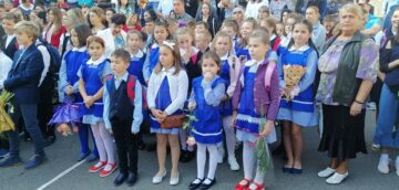 Buchetele mici, cochete, cu flori deosebite, trandafirii și crizantemele, tendințele de anul acesta, în prima zi de școală
