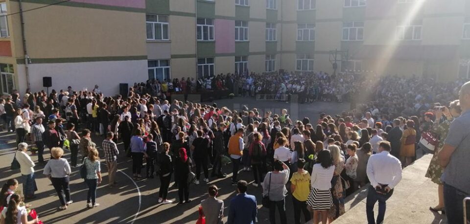 Profesorii elevilor de 10 de la Colegiul ”Mihai Eminescu” au fost premiați la deschiderea anului școlar