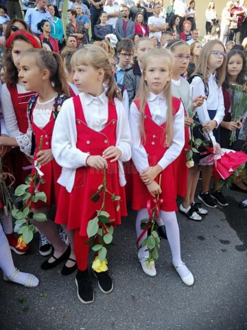 Buchetele mici, cochete, cu flori deosebite, trandafirii și crizantemele, tendințele de anul acesta, în prima zi de școală