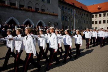 Prima defilare în uniforma militară pentru cei 120 de boboci ai Colegiului Militar din Câmpulung