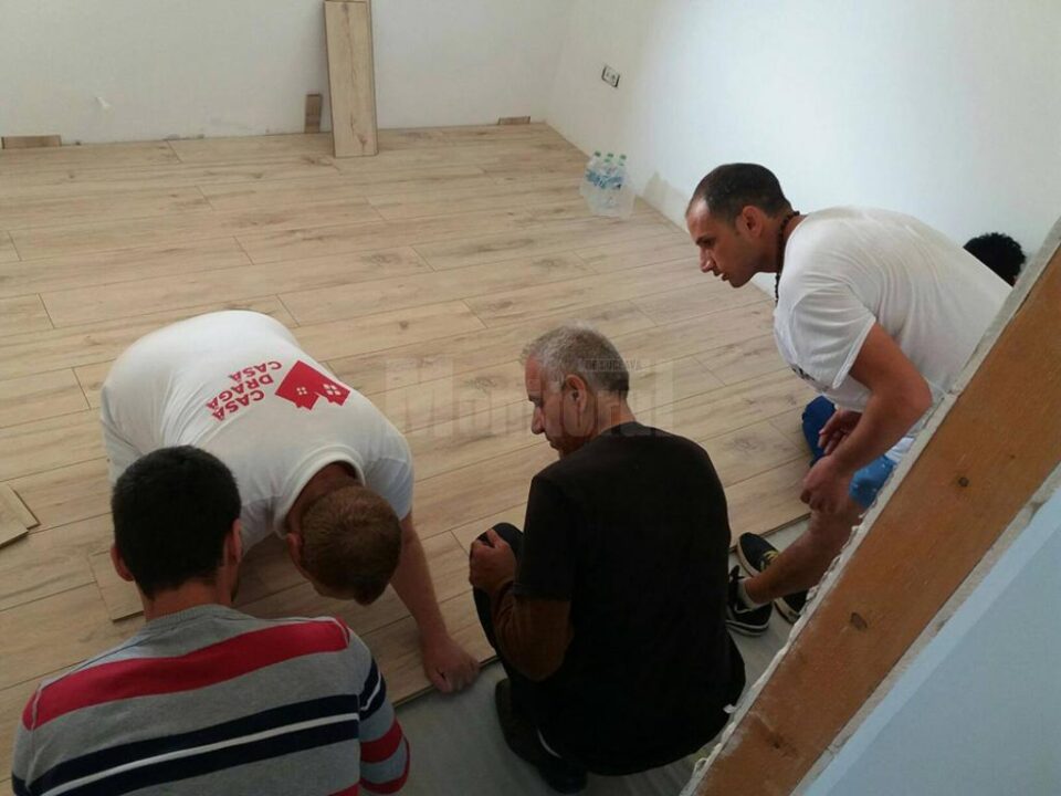 Refugiați de la CRCPSA Rădăuți au participat voluntar la amenajarea caselor pentru familii nevoiașe