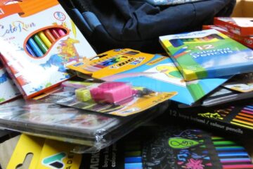 Peste 200 de copii nevoiași vor începe noul an școlar cu ghiozdane și rechizite donate de Alexandria Librării către Salvați Copiii România