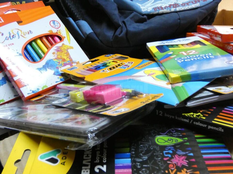 Peste 200 de copii nevoiași vor începe noul an școlar cu ghiozdane și rechizite donate de Alexandria Librării către Salvați Copiii România