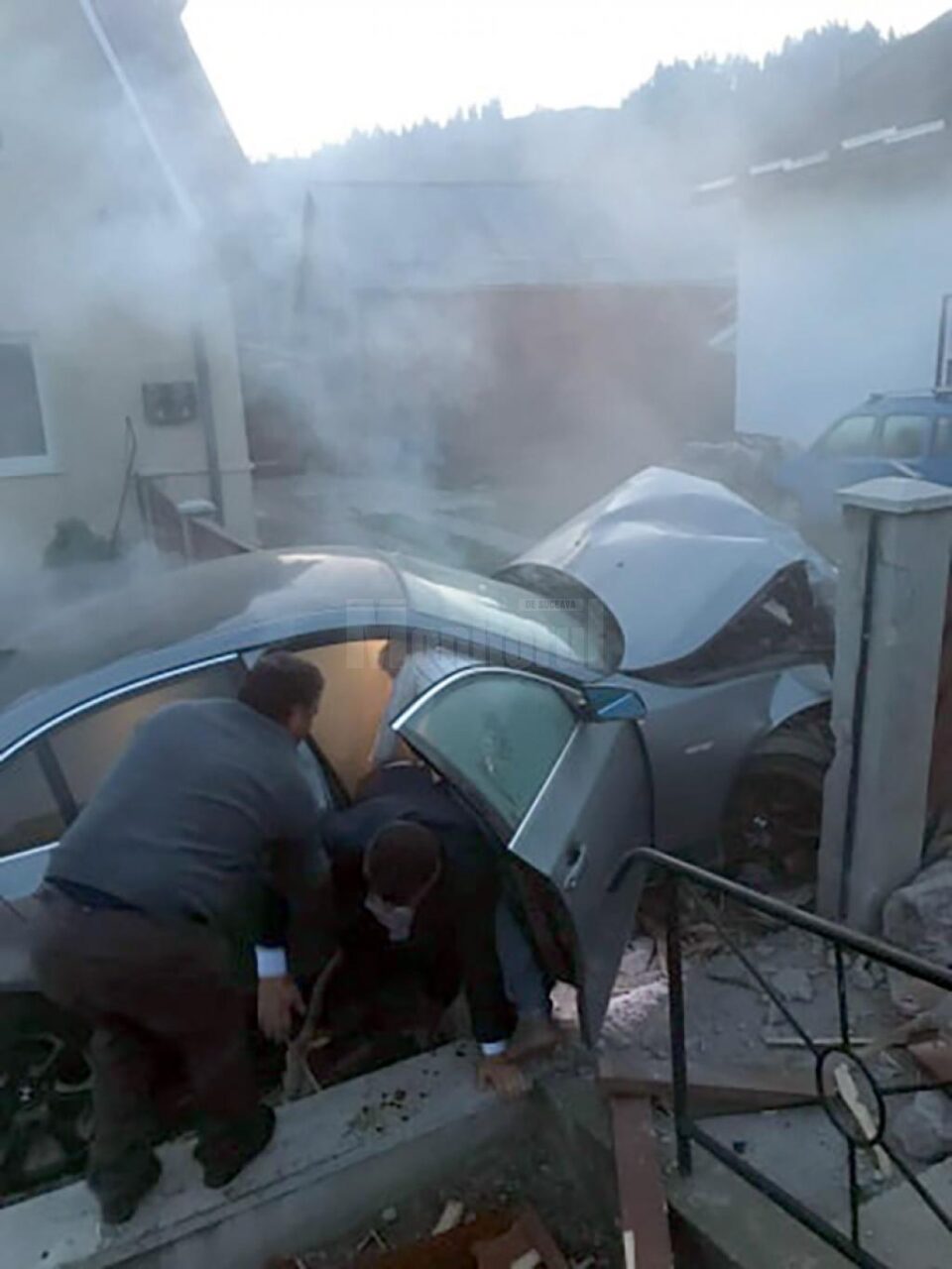 Un șofer grăbit a făcut prăpăd cu mașina în curtea unei case