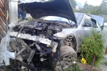 Impactul a fost violent, rezultând pagube mari. Șoferul nu a fost rănit