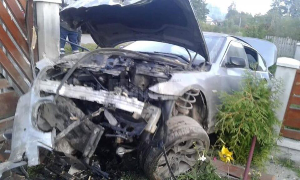 Impactul a fost violent, rezultând pagube mari. Șoferul nu a fost rănit