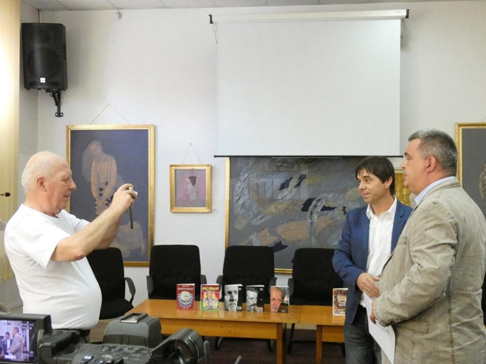 Ovidiu Ambrozie Bortă - BOA, în triplă ipostază - beneficiar al Premiilor Roman Istrati, ilustrator al unei coperte de carte lansată și autor al expoziției de acuarelă „BOAbă de culoare” Ovidiu Ambrozie Bortă - BOA, în triplă ipostază - beneficiar al Premiilor Roman Istrati, ilustrator al unei coperte de carte lansată și autor al expoziției de acuarelă „BOAbă de culoare”
