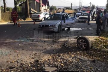 O șoferiță a pierdut controlul asupra BMW-ului pe care îl conducea și s-a izbit cu mașina într-un pod