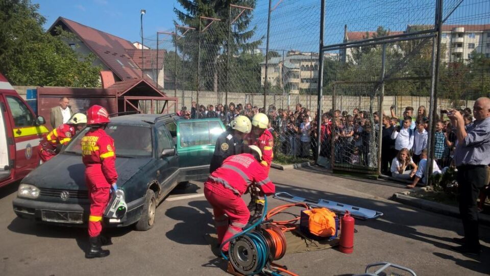Pompierii militari și-au marcat ziua cu un ceremonial solemn și cu exerciții pentru public Pompierii militari și-au marcat ziua cu un ceremonial solemn și cu exerciții pentru public