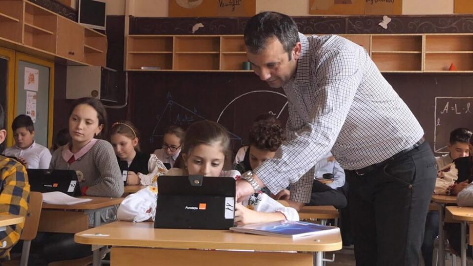 Elevii școlii din Putna învață matematică și informatică într-un laborator digital complet echipat