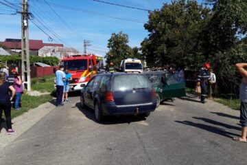 În urma coliziunii, o persoană aflată în Dacie, lângă șofer, a rămas încarcerată