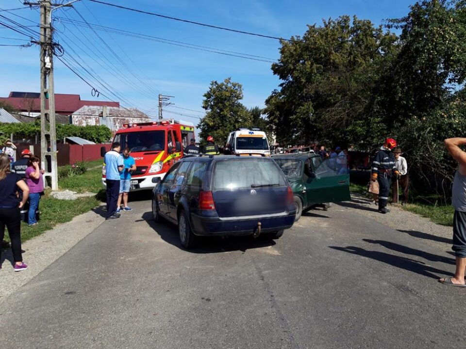 În urma coliziunii, o persoană aflată în Dacie, lângă șofer, a rămas încarcerată