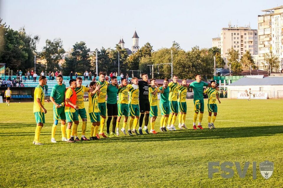Bucuroși după ce au eliminat Aerostar Bacău, în Turul IV, forestierii au dat peste Gaz Metan, în șaisprezecimi. Foto Costi Solovastru
