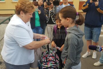 Pietre de moară pe umerii elevilor. Ghiozdane de 9, 10 sau 11 kilograme, cântărite de șefa Inspectoratului Școlar la o școală din Suceava Pietre de moară pe umerii elevilor. Ghiozdane de 9, 10 sau 11 kilograme, cântărite de șefa Inspectoratului Școlar la o școală din Suceava