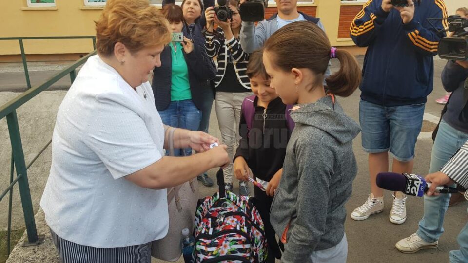 Pietre de moară pe umerii elevilor. Ghiozdane de 9, 10 sau 11 kilograme, cântărite de șefa Inspectoratului Școlar la o școală din Suceava