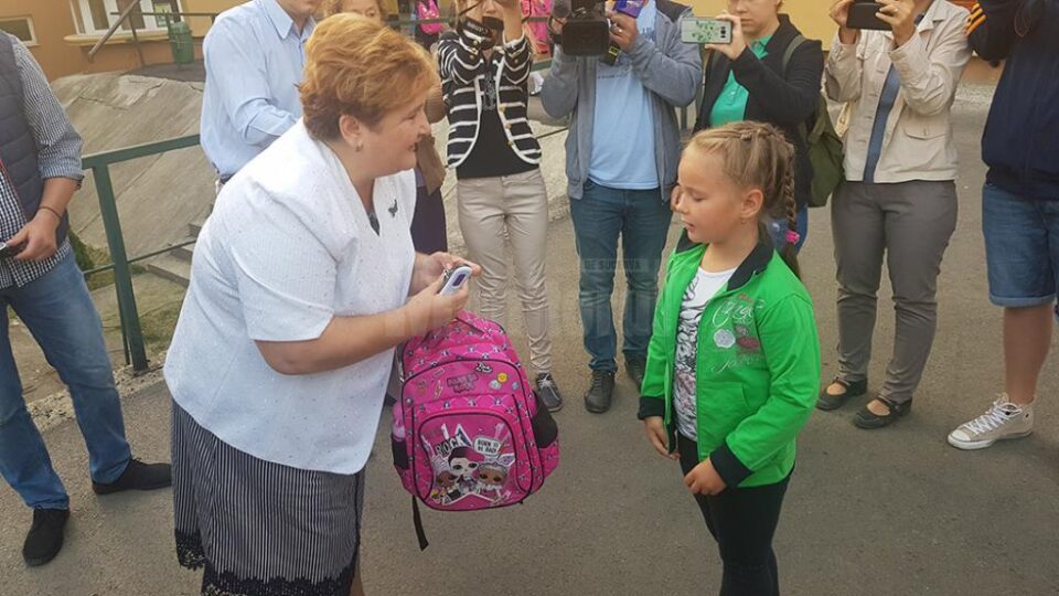 Pietre de moară pe umerii elevilor. Ghiozdane și de 11 kilograme, cântărite de șefa Inspectoratului Școlar la o școală din Suceava