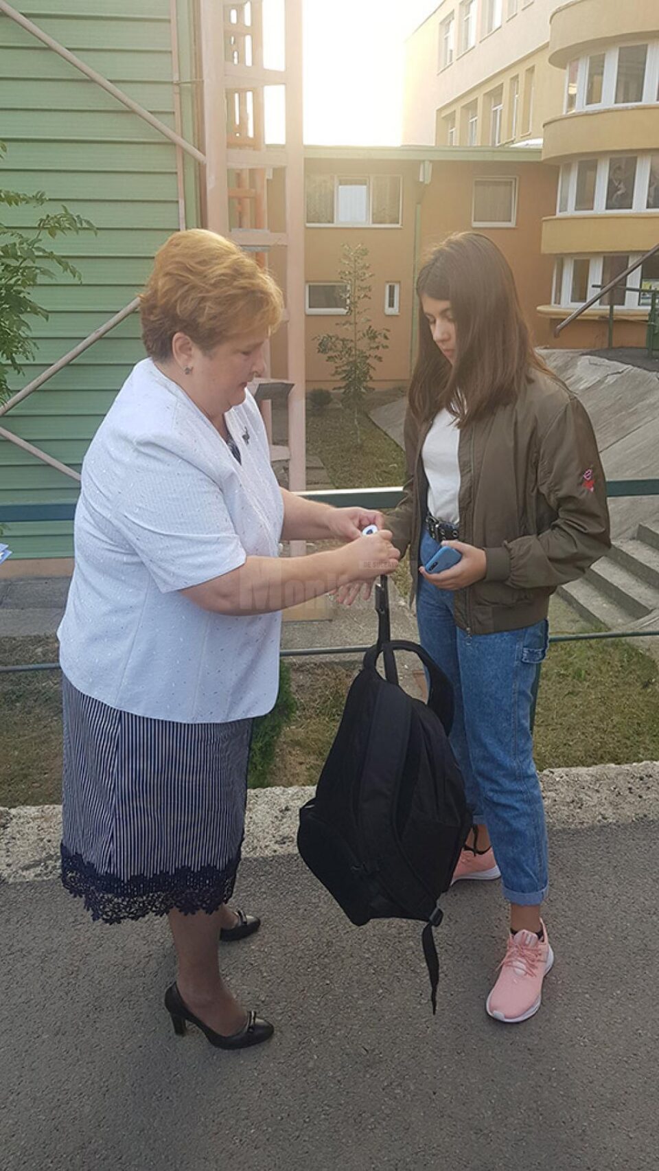 Pietre de moară pe umerii elevilor. Ghiozdane și de 11 kilograme, cântărite de șefa Inspectoratului Școlar la o școală din Suceava