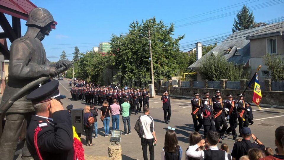 Ceremonialul din fața sediului unității