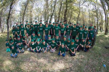 Poză de grup cu participanții și organizatorii taberei de la Tișăuți