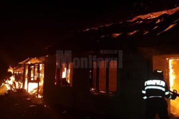 La sosirea echipajelor, ardeau acoperișul casei de locuit, o construcție anexă și alte bunuri din gospodărie