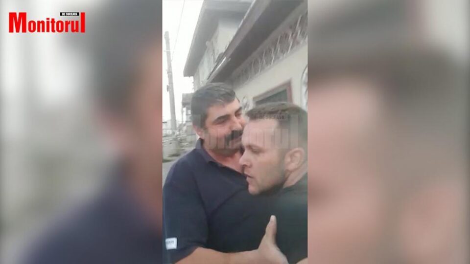 Șeful de post și tânărul care încerca să îl țină pe loc