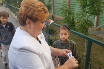 Șefa ISJ Suceava, prof. Gabriela Mihai, a verificat personal greutatea ghiozdanelor mai multor elevi Șefa ISJ Suceava, prof. Gabriela Mihai, a verificat personal greutatea ghiozdanelor mai multor elevi