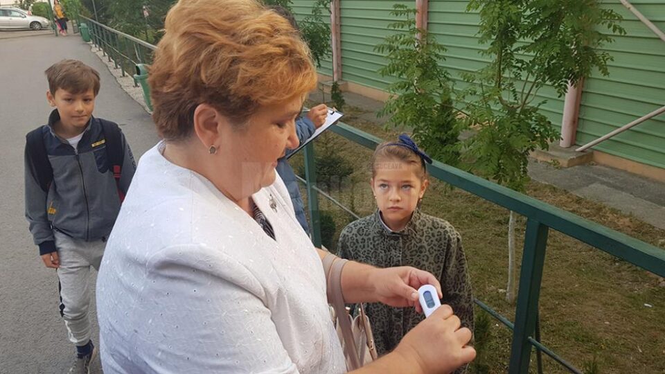 Șefa ISJ Suceava, prof. Gabriela Mihai, a verificat personal greutatea ghiozdanelor mai multor elevi