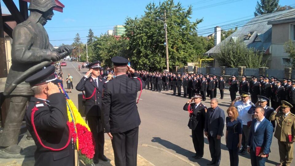 Coroană de flori pentru pomenirea pompierilor eroi
