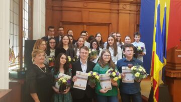 Cei 20 de elevi cu 10 pe linie la examenele naționale au fost premiați cu diplome și bani