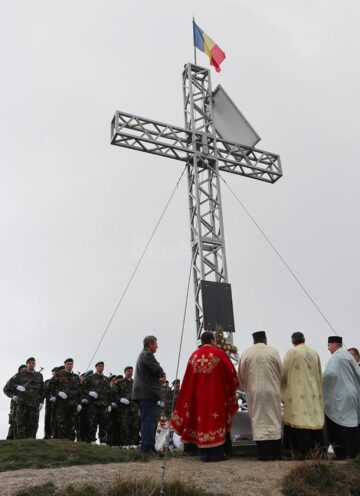 Pelerinaj la crucea-monument de pe vârful muntelui Oușorul (1639 m) din Munții Suhard
