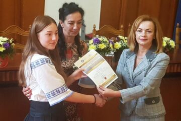 Cei 20 de elevi cu 10 pe linie la examenele naționale au fost premiați cu diplome și bani