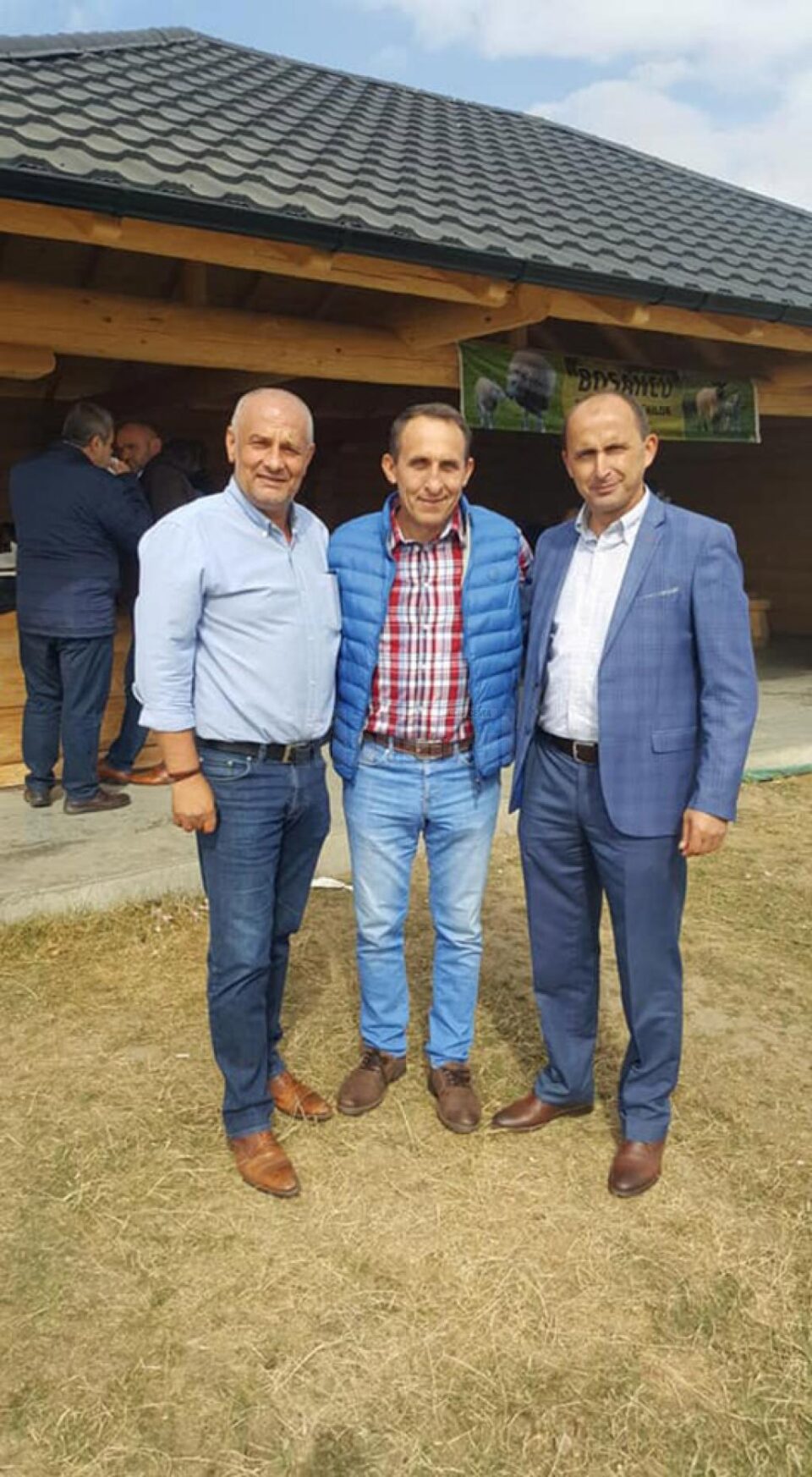 Alexandru Băișanu s-a întâlnit la o stână cu mai mulți membri ALDE Suceava pentru a discuta situația din partid Alexandru Băișanu s-a întâlnit la o stână cu mai mulți membri ALDE Suceava pentru a discuta situația din partid
