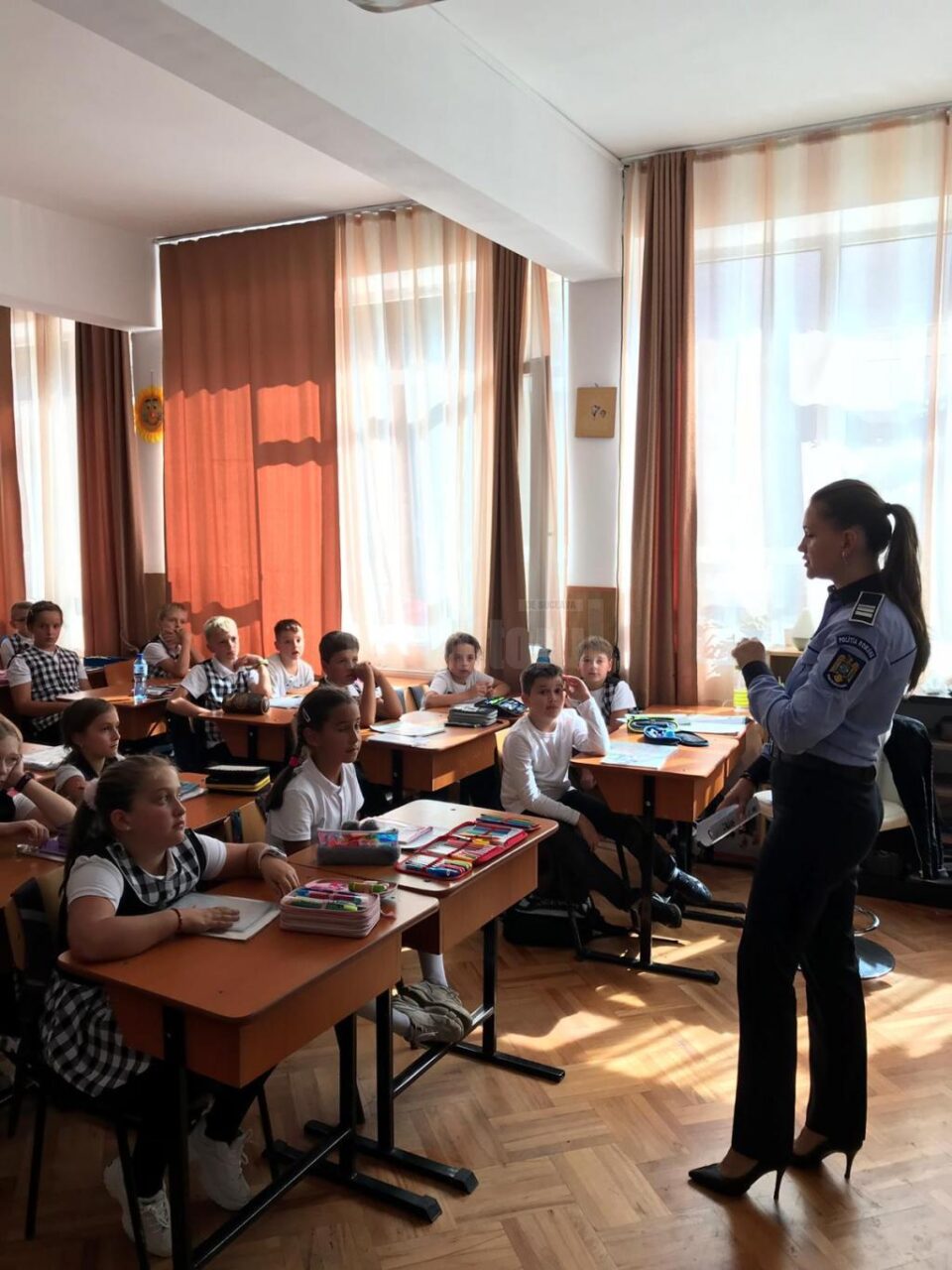 Elevii, instruiți de polițiști cum să nu cadă victime în fața escrocilor sau traficanților