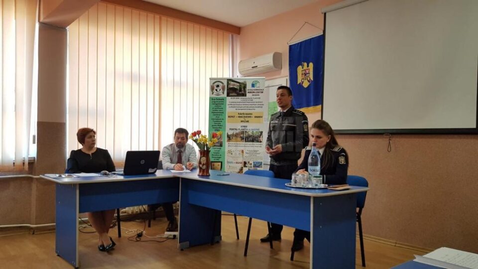 Elevii, instruiți de polițiști cum să nu cadă victime în fața escrocilor sau traficanților