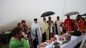 De Înălțarea Sfintei Cruci, pelerinaj pe vârful Oușorul
