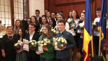 Cei 20 de elevi cu 10 pe linie la examenele naționale au fost premiați cu diplome și bani