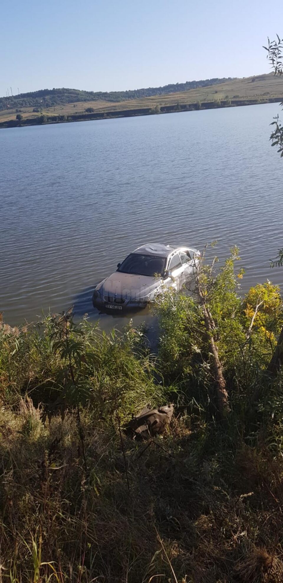 O tânără s-a răsturnat cu mașina în iaz, la Fălticeni