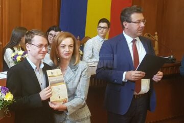Cei 20 de elevi cu 10 pe linie la examenele naționale au fost premiați cu diplome și bani