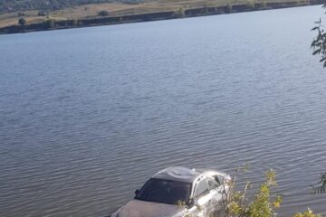 Mașina a părăsit partea carosabilă, s-a răsturnat, după care a ajuns în iazul Șomuz