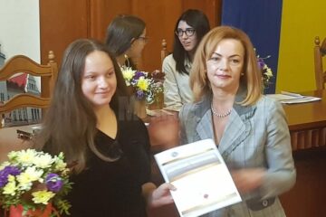 Recunoștință și performanță. Elevii cu 10 la examenele naționale au fost premiați cu diplome și bani