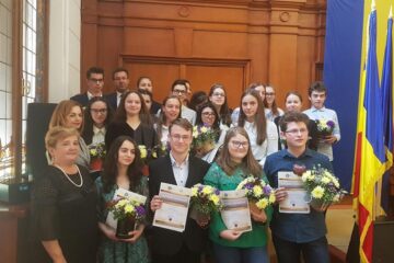 20 de elevi care au excelat la examenele naționale din acest an au fost felicitați luni