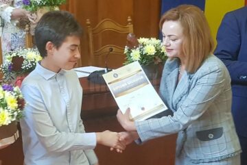 Recunoștință și performanță. Elevii cu 10 la examenele naționale au fost premiați cu diplome și bani