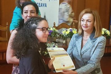 Recunoștință și performanță. Elevii cu 10 la examenele naționale au fost premiați cu diplome și bani