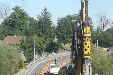 Circulația se desfășoară alternativ, dirijat prin semafoare